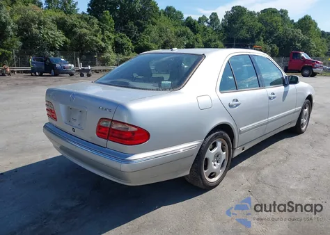 2001 Mercedes-Benz E 430 4M z USA, uszkodzony, nr VIN WDBJF83J81X047600